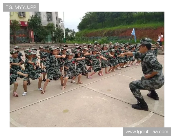 幼儿园军训教官带领孩子们跳舞玩游戏 体验趣味训练和团队协作的欢乐时光